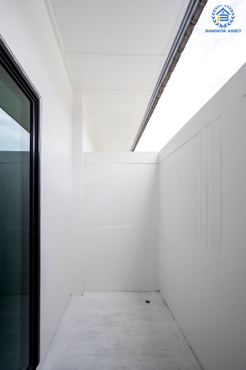 บ้านมือสองตกแต่งใหม่ ม.ราชพฤกษ์ บางบอน4 ตกแต่งหรูหรา ดีไซน์ Classic เนื้อที่ 100.5 ตร.ว. ฟังก์ชัน 3 ห้องนอน 4 ห้องน้ำ 1 ห้องแม่บ้าน จอดรถได้ 2 คัน พื้นที่สนามหญ้ากว้างกว่า 216 ตร.ม. บนทำเลศักยภาพ เชื่อมต่อหลายเส้นทาง ใกล้เดอะมอลล์บางแค จุดขึ้นทางด่วน "เพชรเกษม" และรถไฟฟ้าสายสีน้ำเงิน "สถานีหลักสอง"